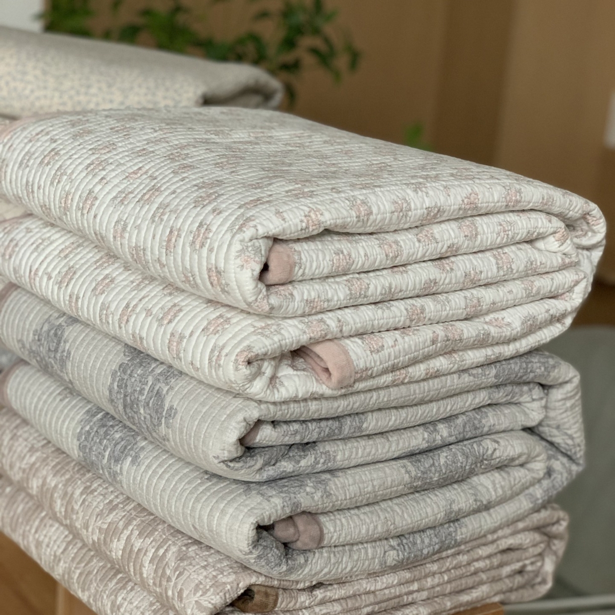 91家纺网 家纺一手货源 找家纺 汇庭 2025秋冬新款绒绒单品床盖系列 组合