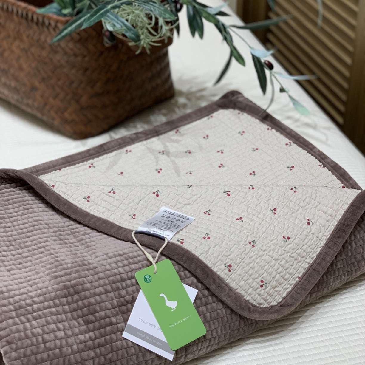 91家纺网 家纺一手货源 找家纺 汇庭 2025秋冬新款绒绒单品床盖系列 樱桃鹊紫