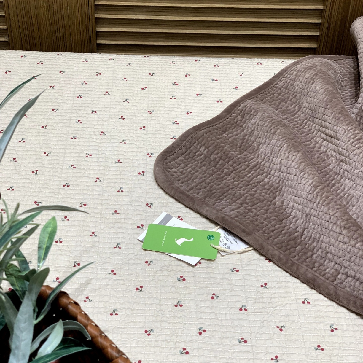 91家纺网 家纺一手货源 找家纺 汇庭 2025秋冬新款绒绒单品床盖系列 樱桃鹊紫