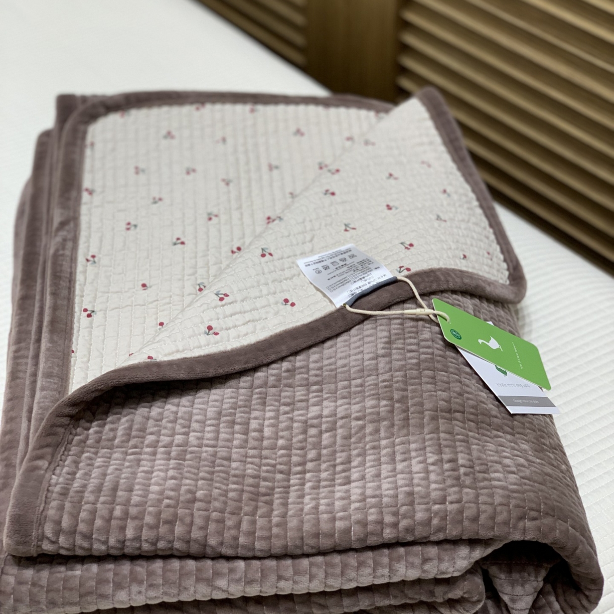 91家纺网 家纺一手货源 找家纺 汇庭 2025秋冬新款绒绒单品床盖系列 樱桃鹊紫