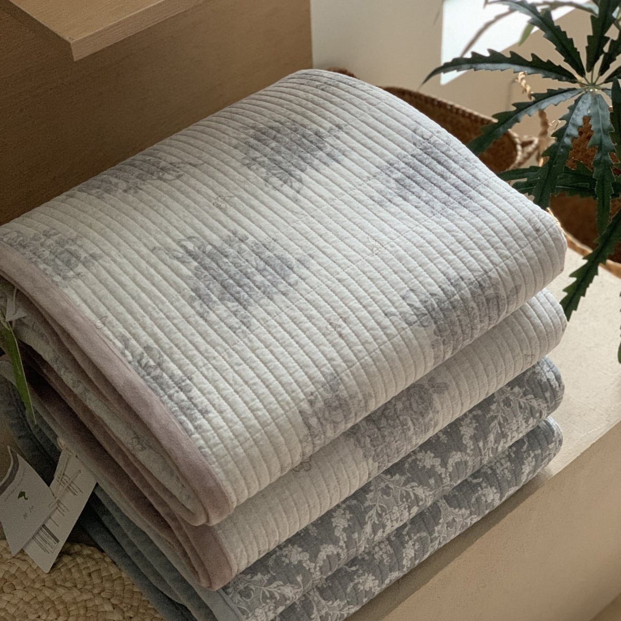 91家纺网 家纺一手货源 找家纺 汇庭 2025秋冬新款绒绒单品床盖系列 组合