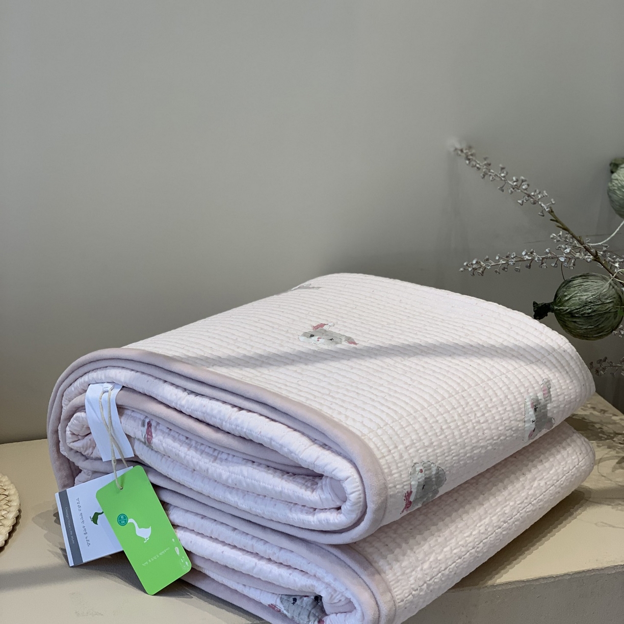 91家纺网 家纺一手货源 找家纺 汇庭 2025秋冬新款绒绒单品床盖系列 甜蜜兔