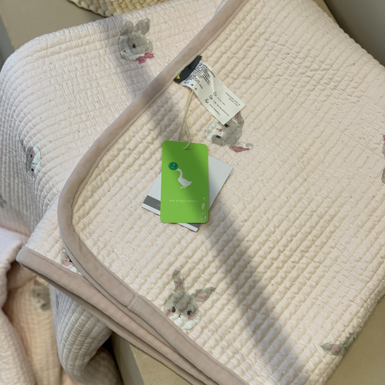 91家纺网 家纺一手货源 找家纺 汇庭 2025秋冬新款绒绒单品床盖系列 甜蜜兔