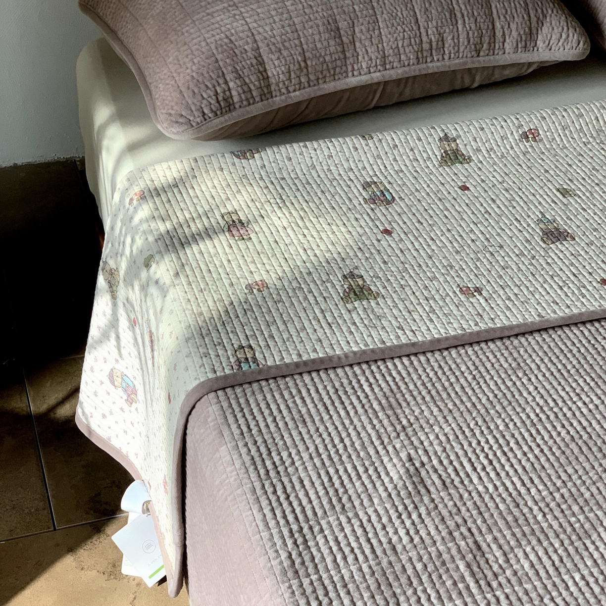 91家纺网 家纺一手货源 找家纺 汇庭 2025秋冬新款绒绒单品床盖系列 熊公主