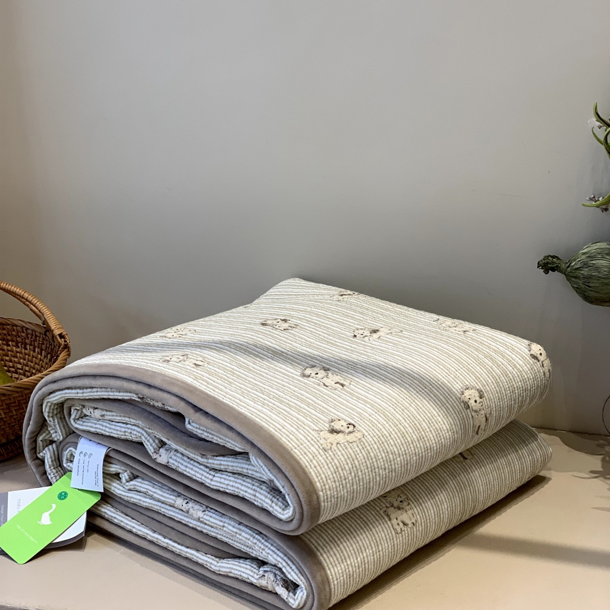 91家纺网 家纺一手货源 找家纺 汇庭 2025秋冬新款绒绒单品床盖系列 雪球狗