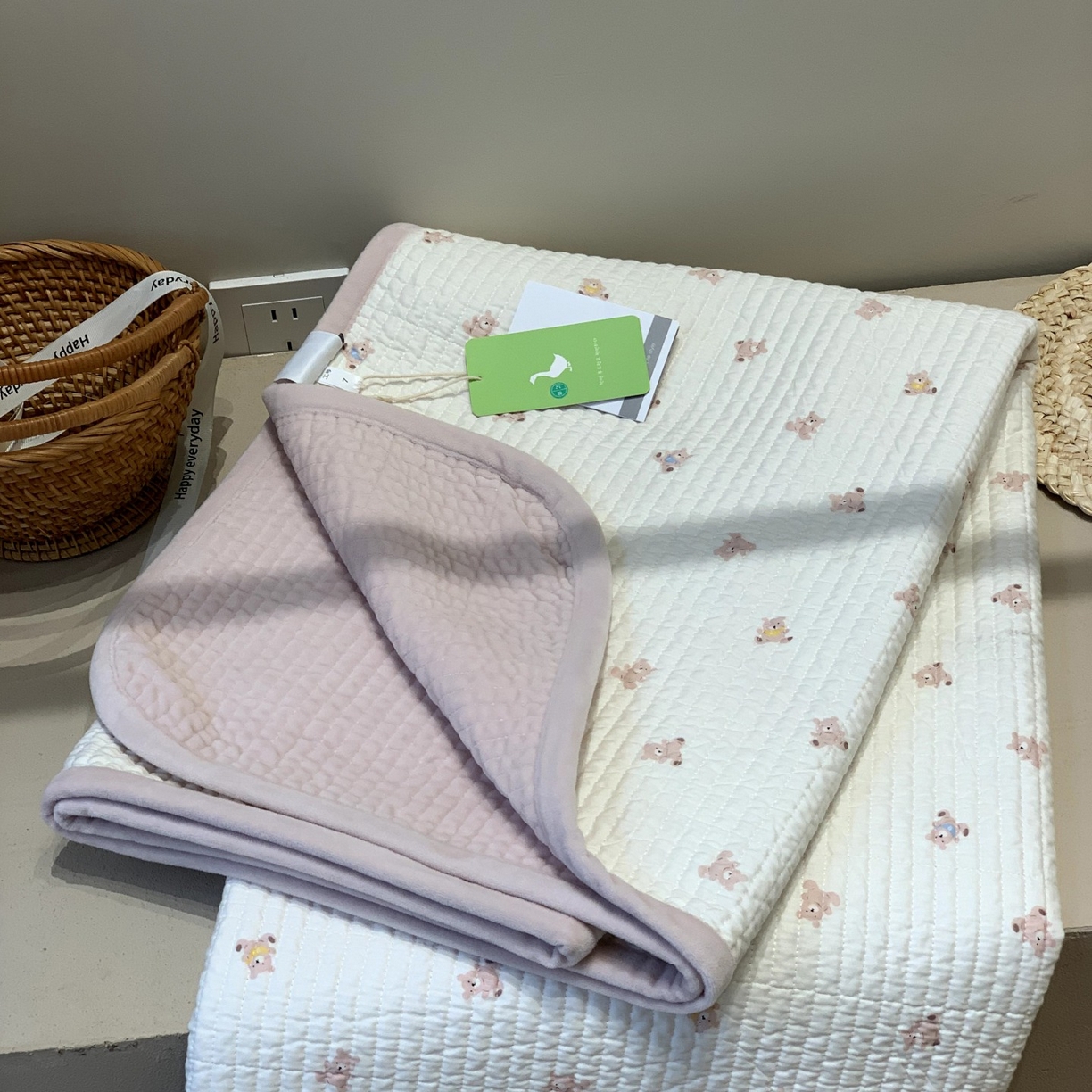 91家纺网 家纺一手货源 找家纺 汇庭 2025秋冬新款绒绒单品床盖系列 泡芙小熊粉