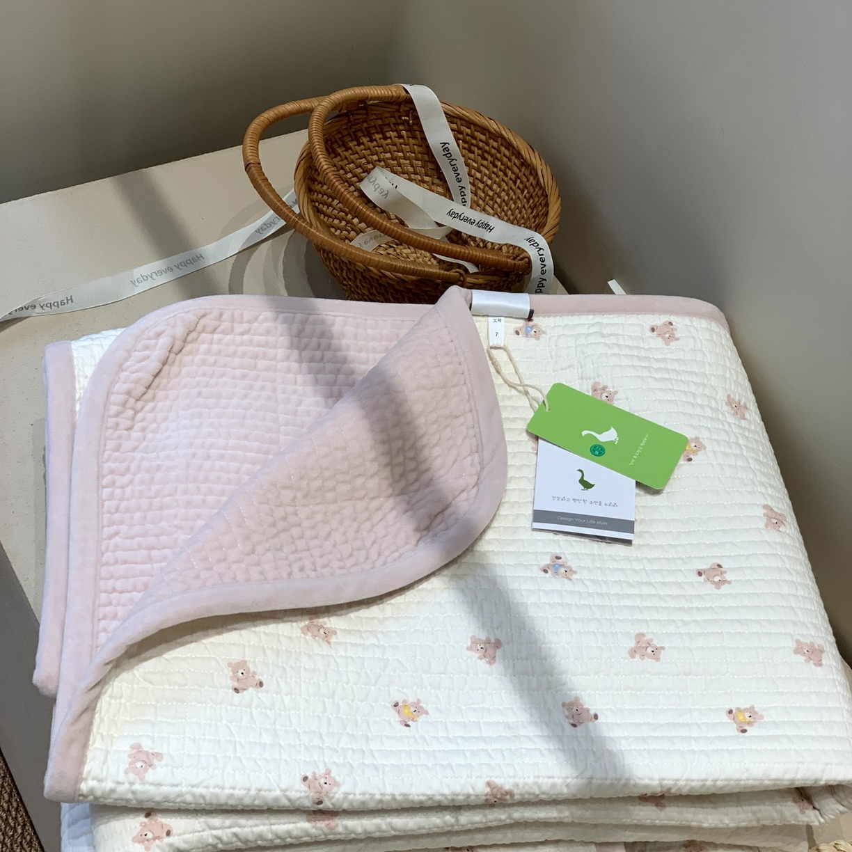 91家纺网 家纺一手货源 找家纺 汇庭 2025秋冬新款绒绒单品床盖系列 泡芙小熊粉