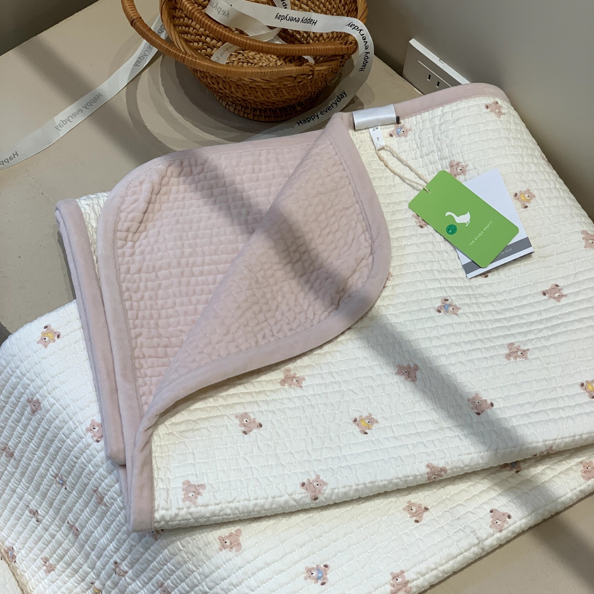 91家纺网 家纺一手货源 找家纺 汇庭 2025秋冬新款绒绒单品床盖系列 泡芙小熊粉