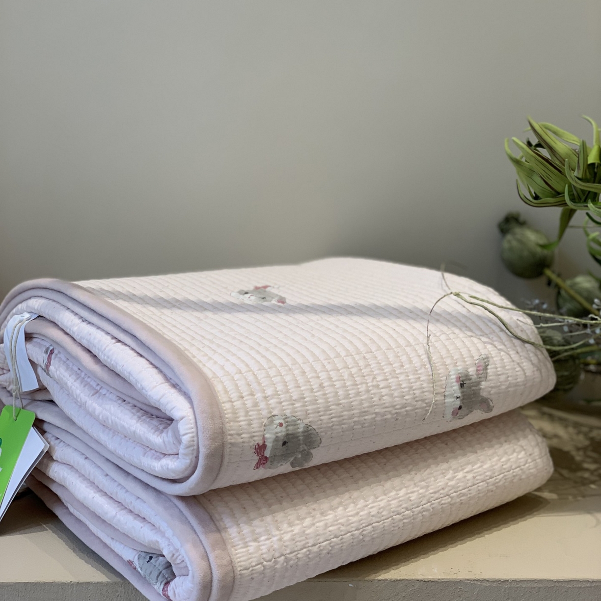 91家纺网 家纺一手货源 找家纺 汇庭 2025秋冬新款绒绒单品床盖系列 甜蜜兔