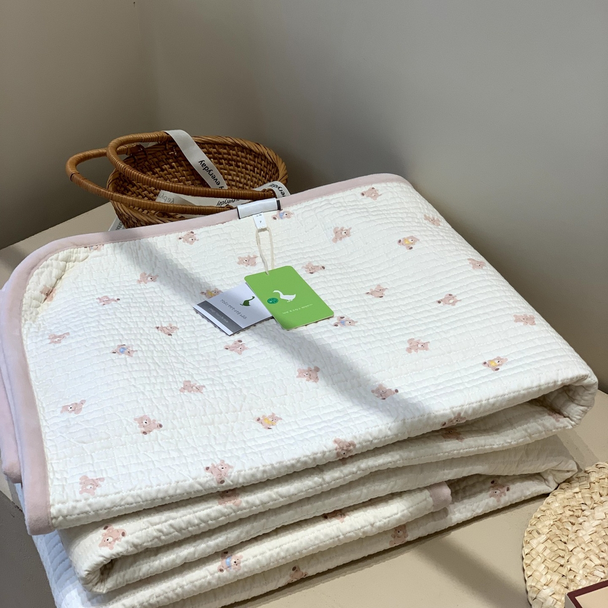 91家纺网 家纺一手货源 找家纺 汇庭 2025秋冬新款绒绒单品床盖系列 泡芙小熊粉