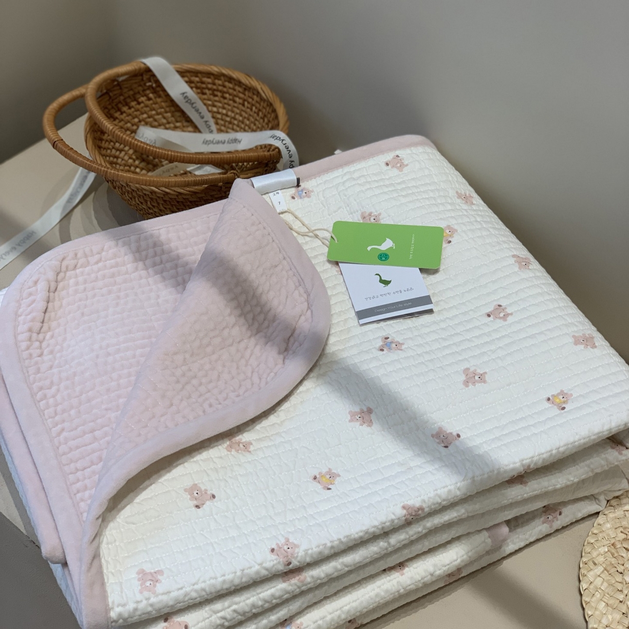 91家纺网 家纺一手货源 找家纺 汇庭 2025秋冬新款绒绒单品床盖系列 泡芙小熊粉