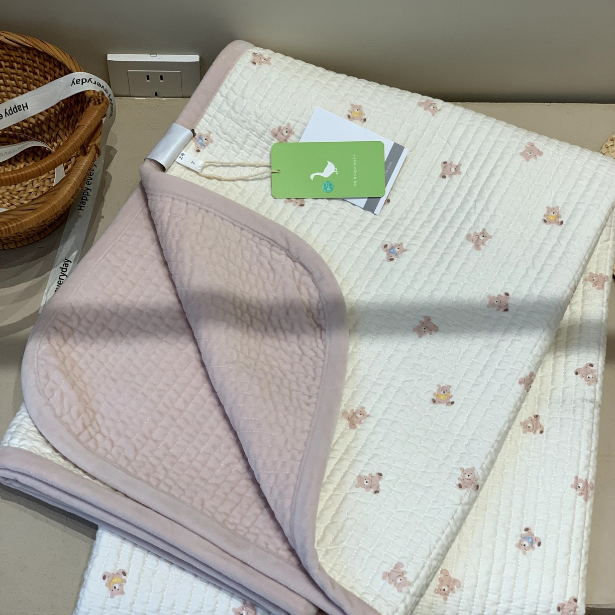 91家纺网 家纺一手货源 找家纺 汇庭 2025秋冬新款绒绒单品床盖系列 泡芙小熊粉