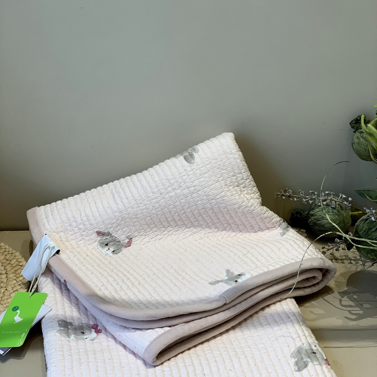 91家纺网 家纺一手货源 找家纺 汇庭 2025秋冬新款绒绒单品床盖系列 甜蜜兔