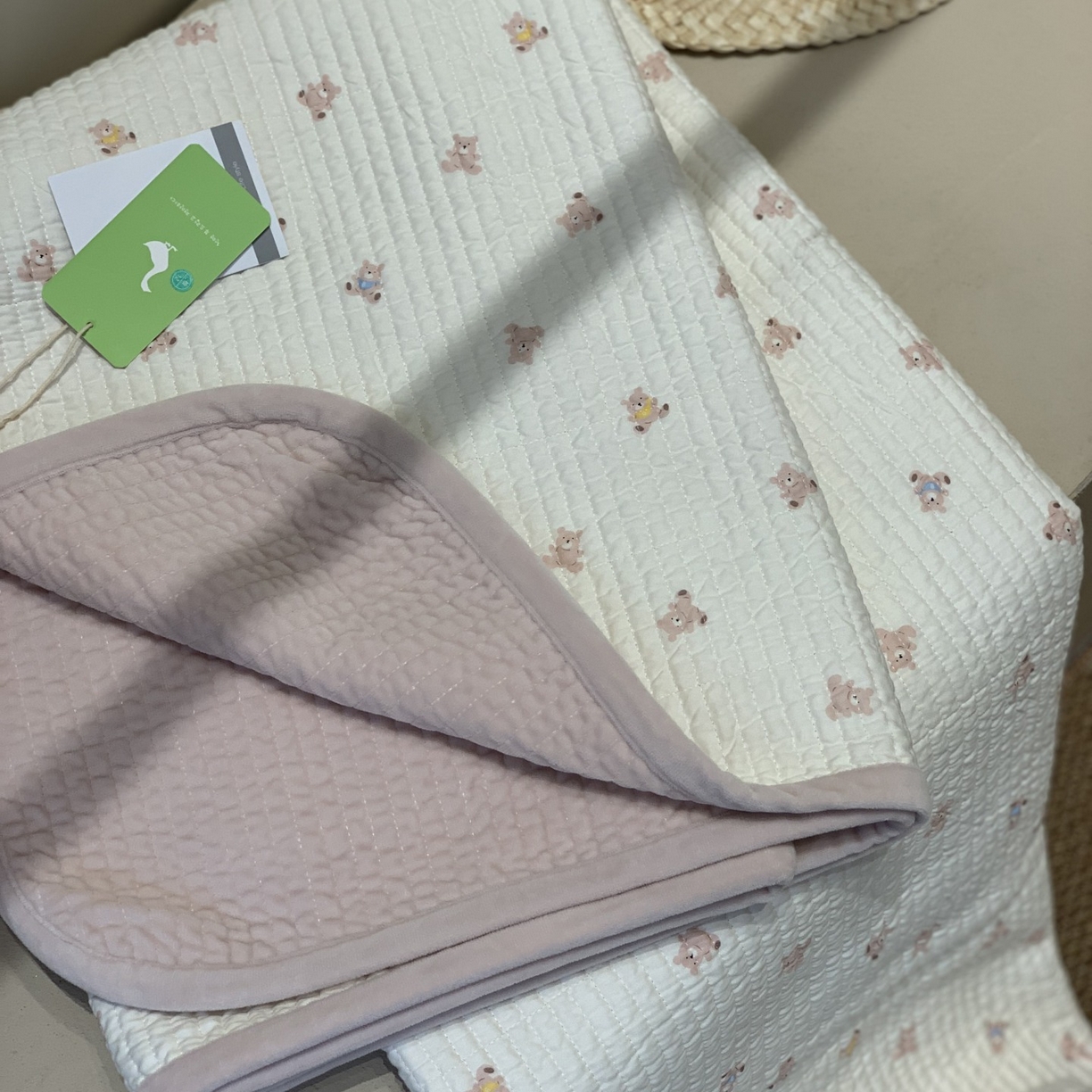 91家纺网 家纺一手货源 找家纺 汇庭 2025秋冬新款绒绒单品床盖系列 泡芙小熊粉