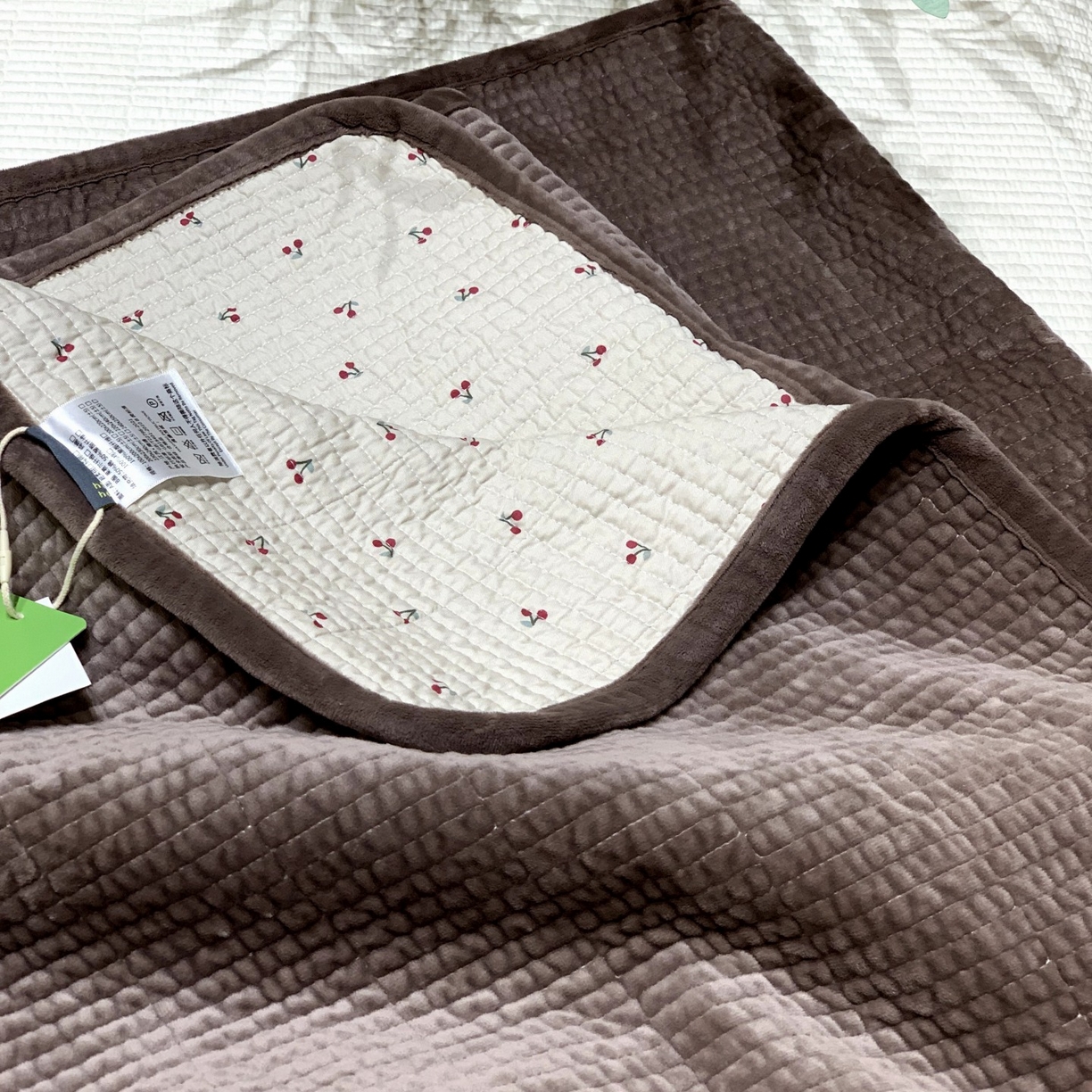 91家纺网 家纺一手货源 找家纺 汇庭 2025秋冬新款绒绒单品床盖系列 樱桃鹊紫