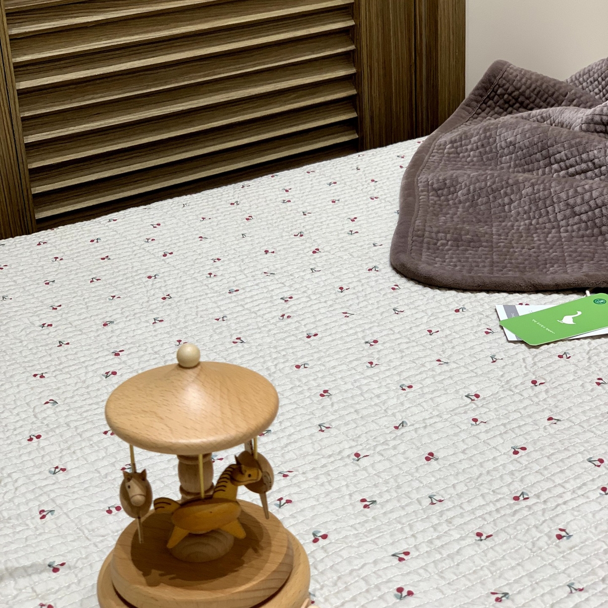 91家纺网 家纺一手货源 找家纺 汇庭 2025秋冬新款绒绒单品床盖系列 樱桃鹊紫