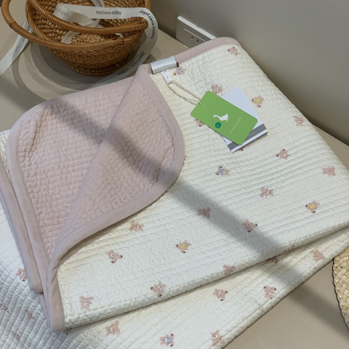 91家纺网 家纺一手货源 找家纺 汇庭 2025秋冬新款绒绒单品床盖系列 泡芙小熊粉