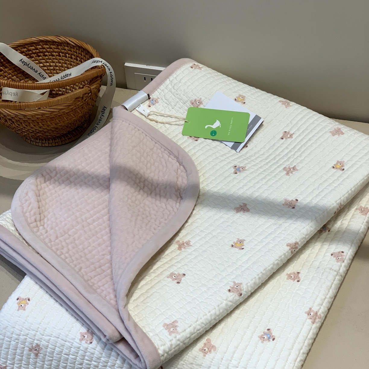 91家纺网 家纺一手货源 找家纺 汇庭 2025秋冬新款绒绒单品床盖系列 泡芙小熊粉