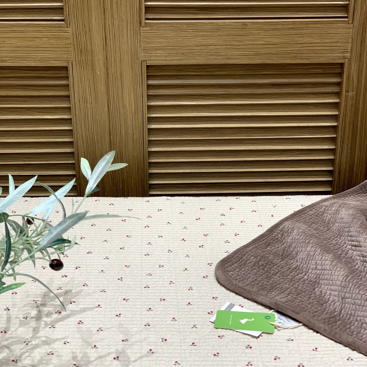 91家纺网 家纺一手货源 找家纺 汇庭 2025秋冬新款绒绒单品床盖系列 樱桃鹊紫