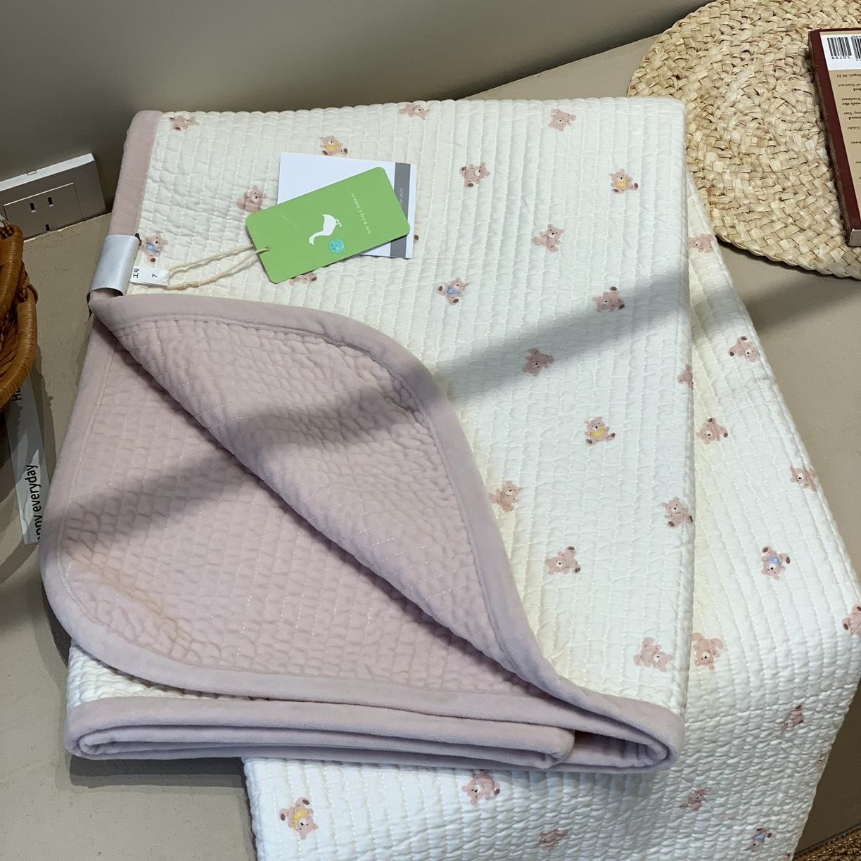 91家纺网 家纺一手货源 找家纺 汇庭 2025秋冬新款绒绒单品床盖系列 泡芙小熊粉