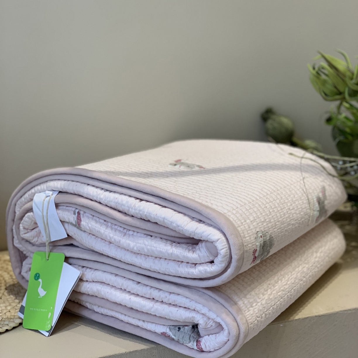 91家纺网 家纺一手货源 找家纺 汇庭 2025秋冬新款绒绒单品床盖系列 甜蜜兔