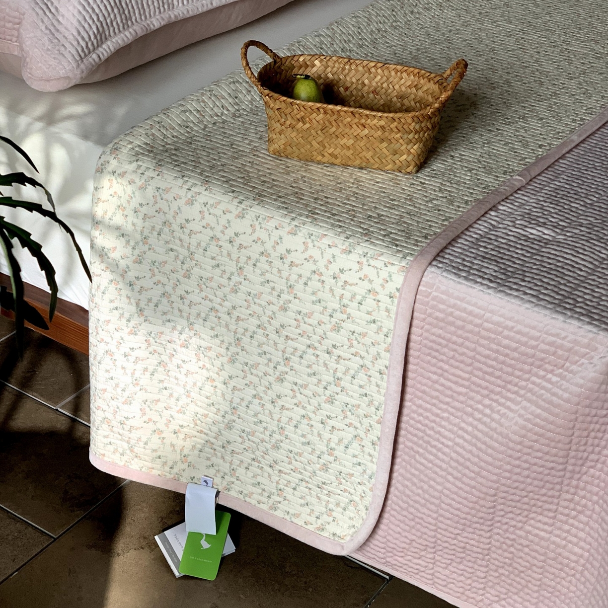 91家纺网 家纺一手货源 找家纺 汇庭 2025秋冬新款绒绒单品床盖系列 秋海棠