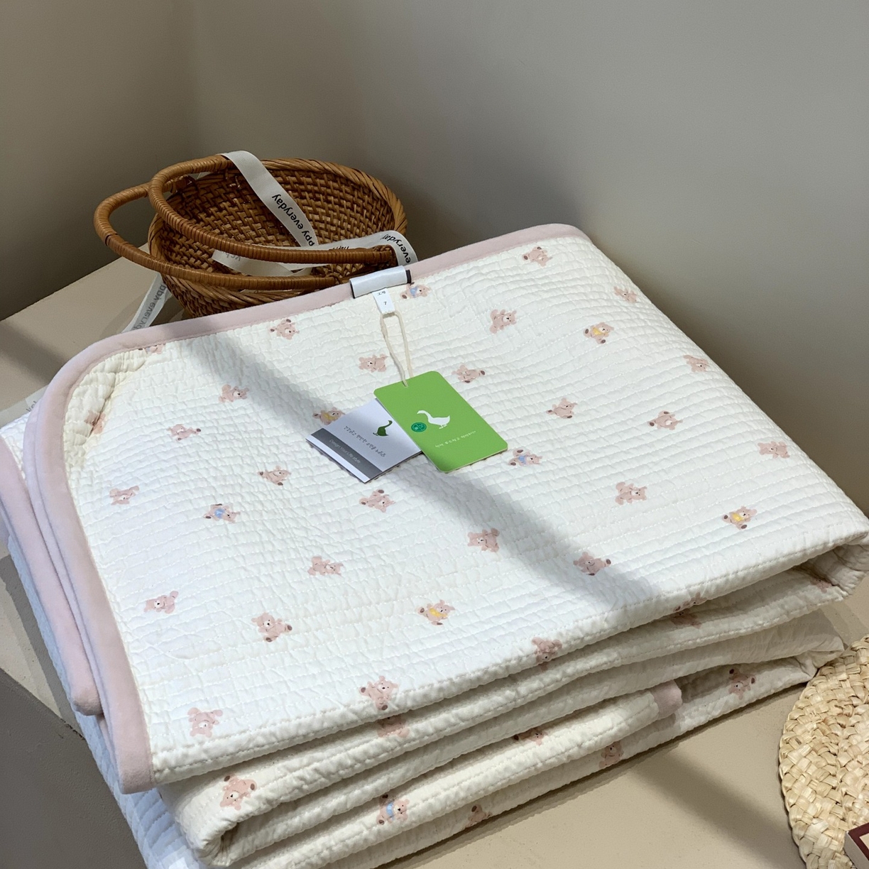 91家纺网 家纺一手货源 找家纺 汇庭 2025秋冬新款绒绒单品床盖系列 泡芙小熊粉