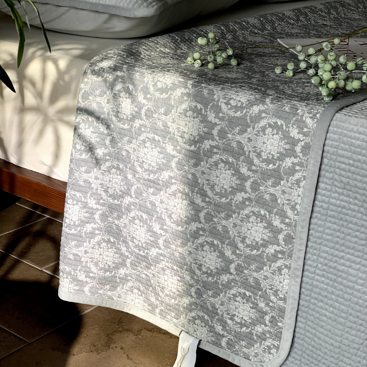 91家纺网 家纺一手货源 找家纺 汇庭 2025秋冬新款绒绒单品床盖系列 睡美人灰