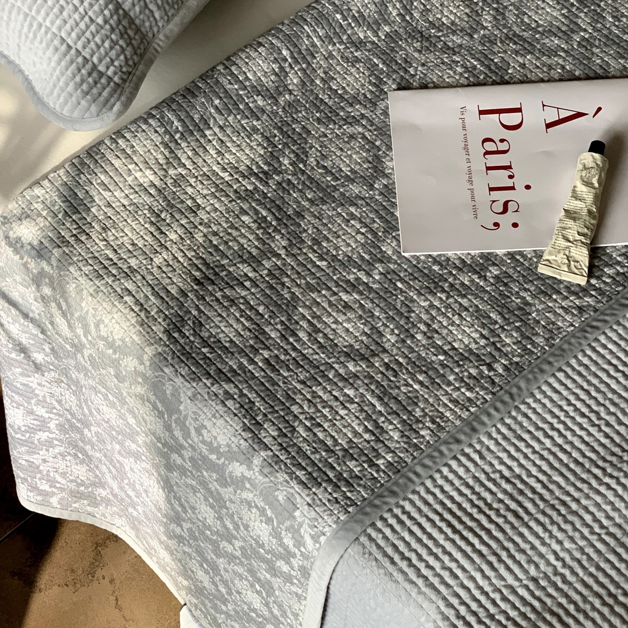 91家纺网 家纺一手货源 找家纺 汇庭 2025秋冬新款绒绒单品床盖系列 睡美人灰