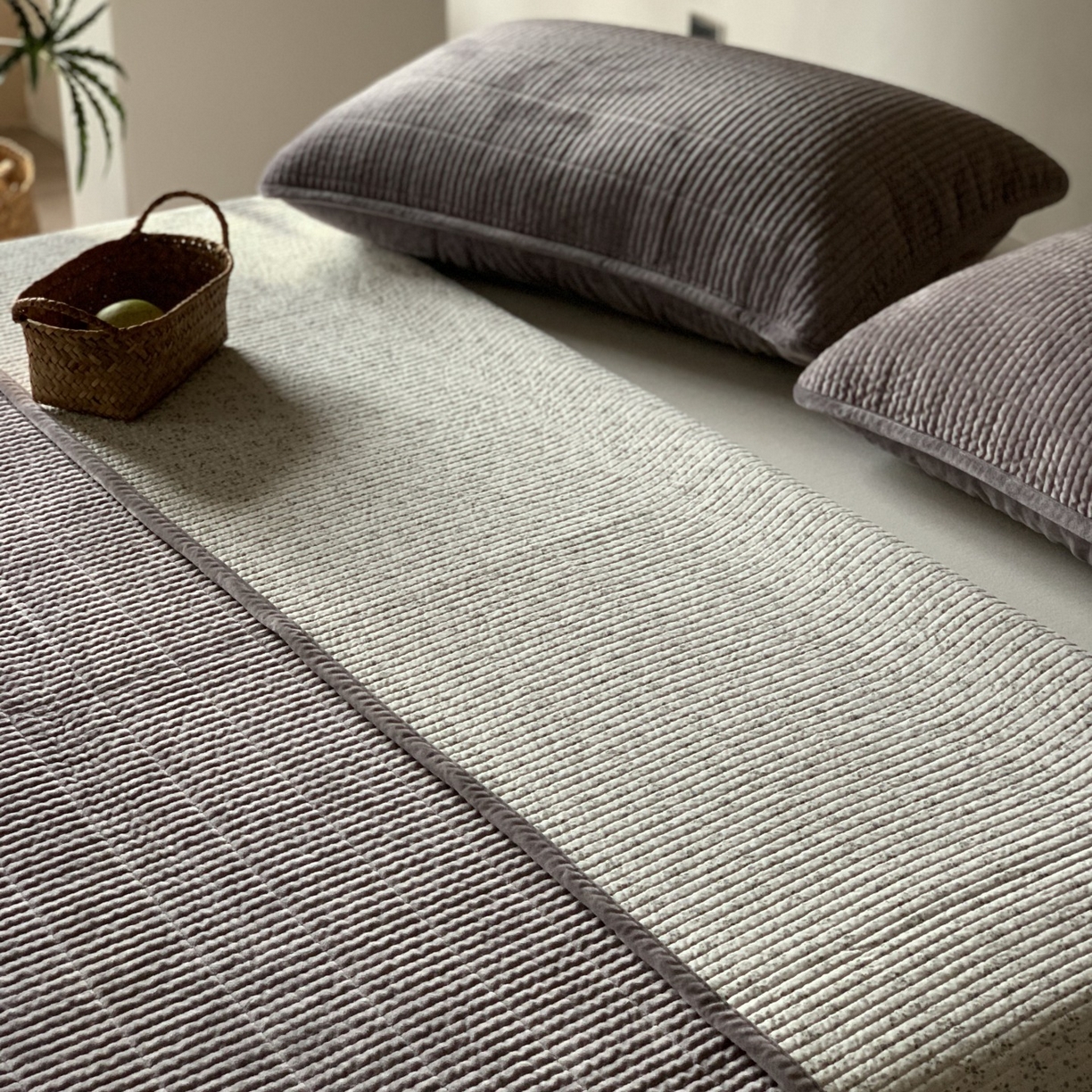 91家纺网 家纺一手货源 找家纺 汇庭 2025秋冬新款绒绒单品床盖系列 紫梦境