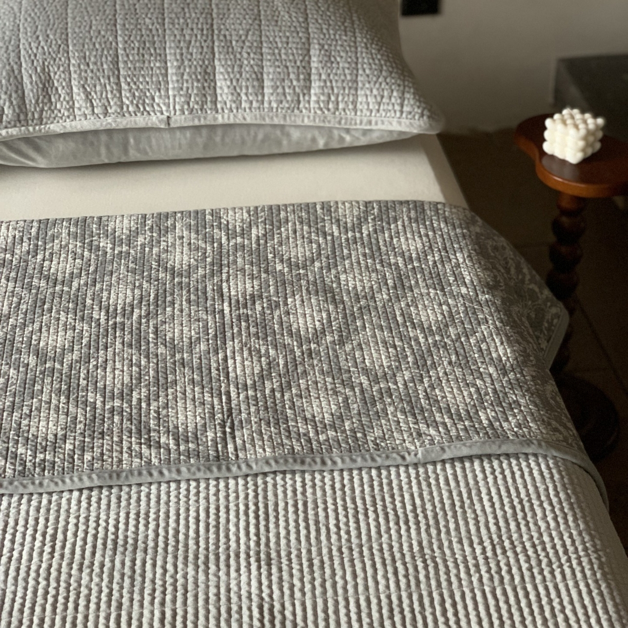 91家纺网 家纺一手货源 找家纺 汇庭 2025秋冬新款绒绒单品床盖系列 睡美人灰