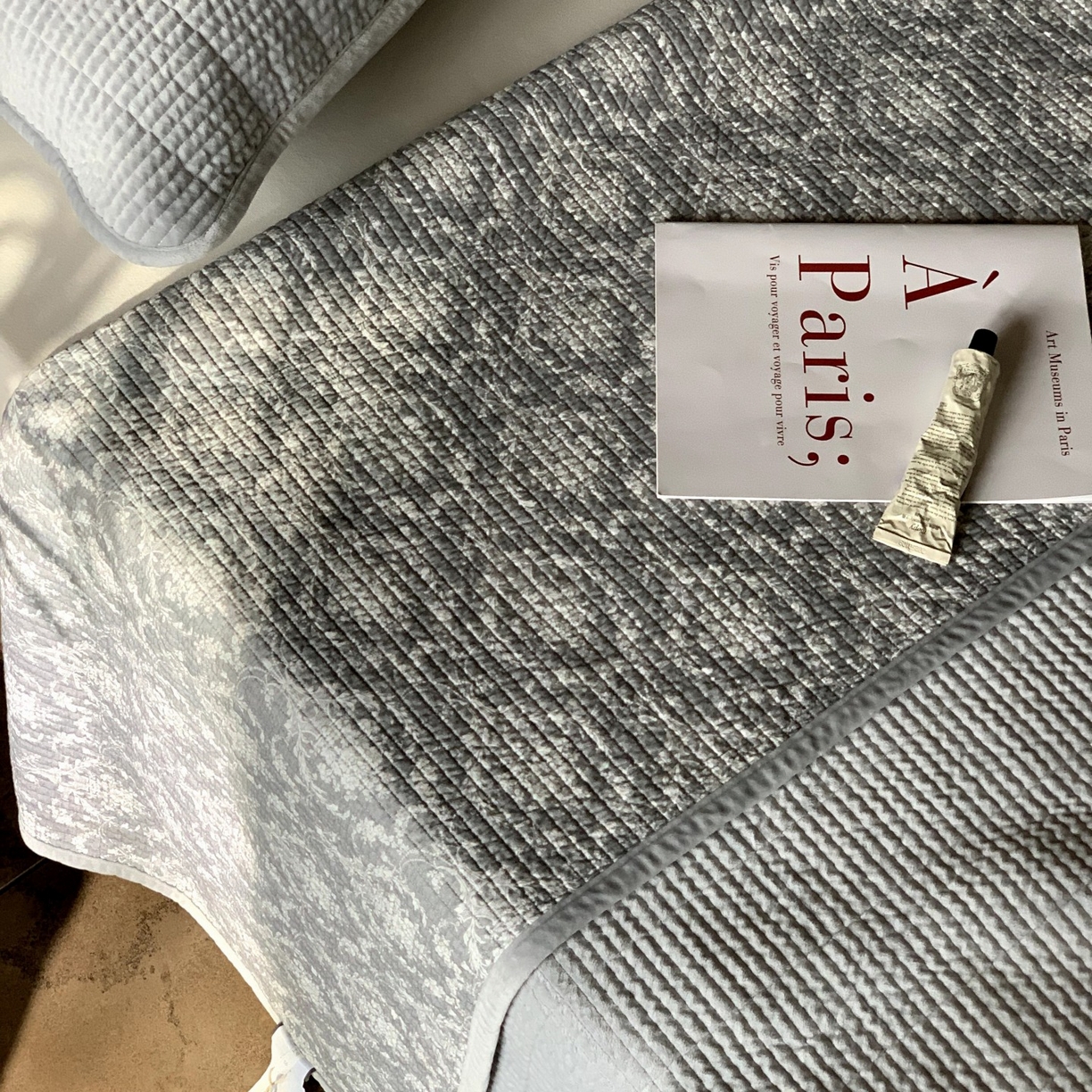 91家纺网 家纺一手货源 找家纺 汇庭 2025秋冬新款绒绒单品床盖系列 睡美人灰