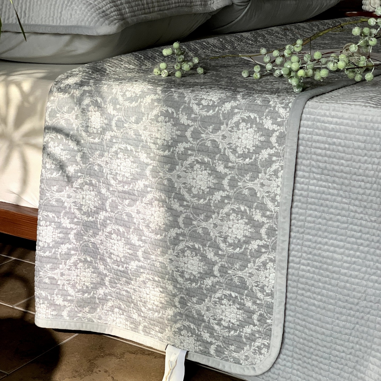 91家纺网 家纺一手货源 找家纺 汇庭 2025秋冬新款绒绒单品床盖系列 睡美人灰