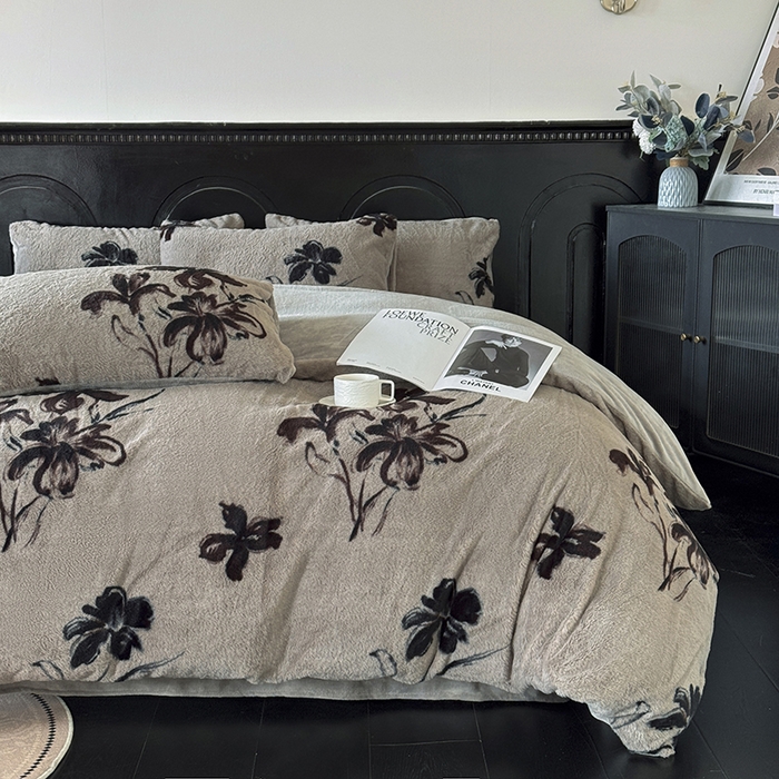 91家纺网 家纺一手货源 找家纺 （总）梵克保罗 2025秋冬新款直播热款高克重兔毛绒牛奶绒印花四件套床笠款