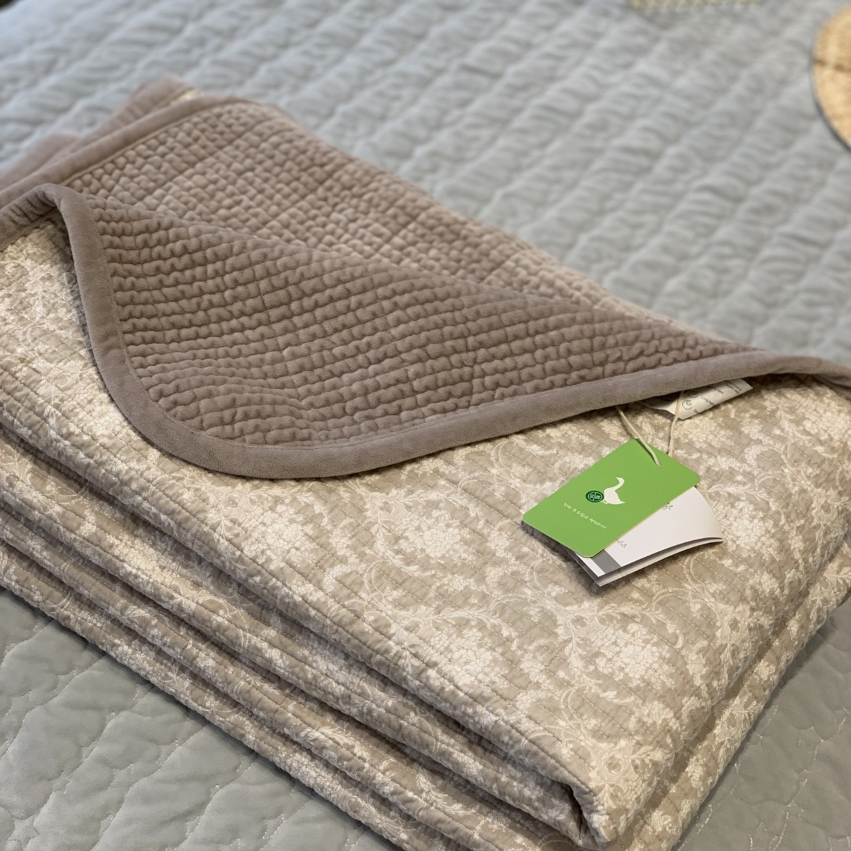 91家纺网 家纺一手货源 找家纺 汇庭 2025秋冬新款绒绒单品床盖系列 睡美人紫