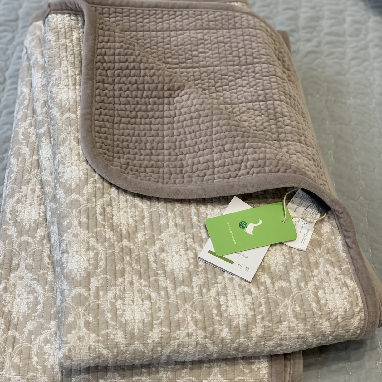 91家纺网 家纺一手货源 找家纺 汇庭 2025秋冬新款绒绒单品床盖系列 睡美人紫