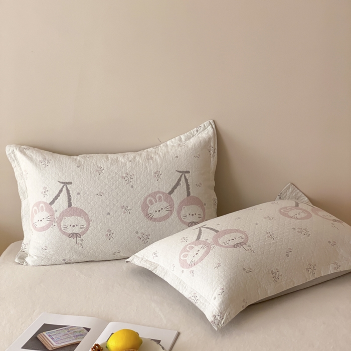 91家纺网 家纺一手货源 找家纺 麻依 2025新款安心棉纱布枕套全棉四层纱布枕套 樱桃兔猫