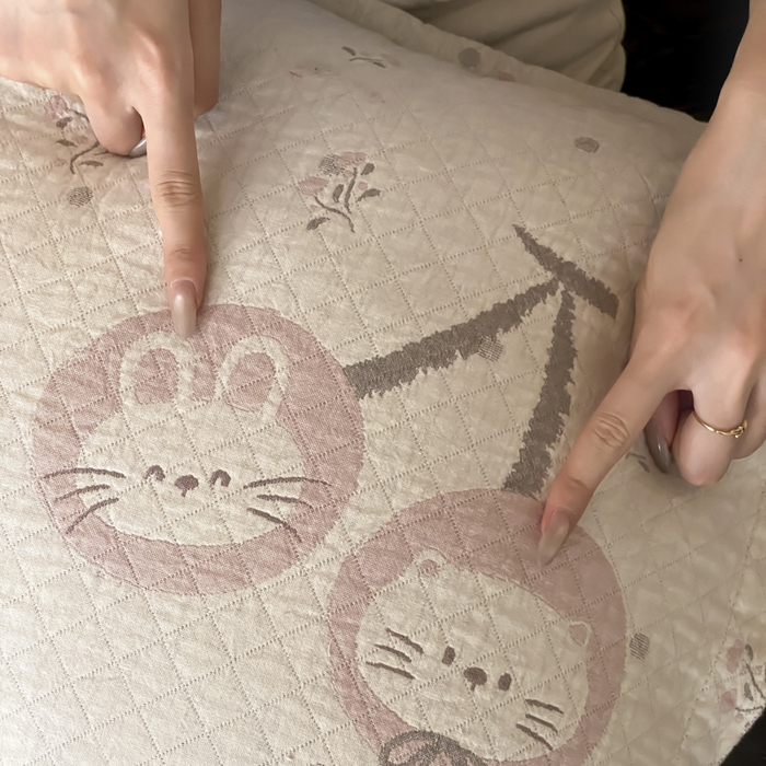 91家纺网 家纺一手货源 找家纺 麻依 2025新款安心棉纱布枕套全棉四层纱布枕套 樱桃兔猫