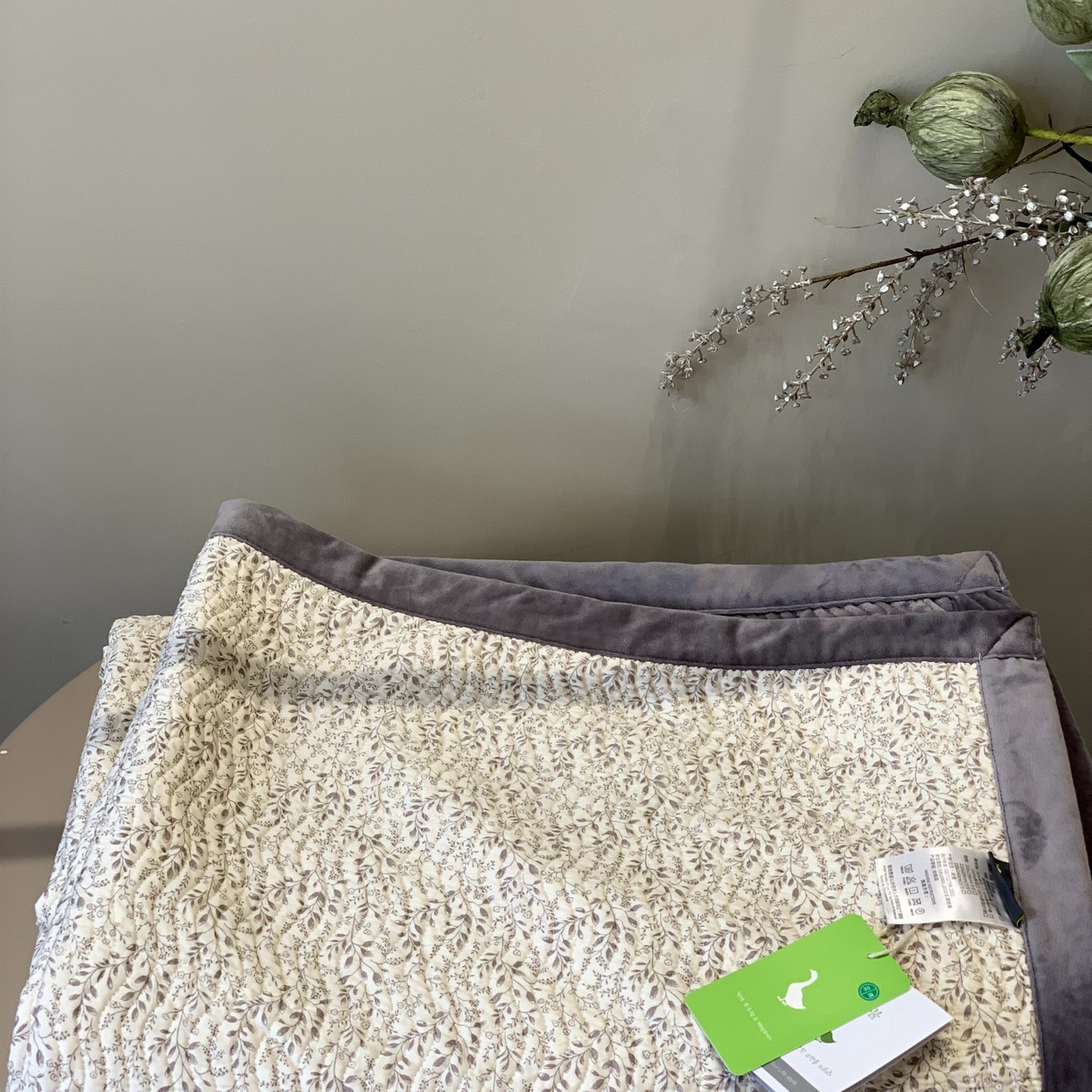 91家纺网 家纺一手货源 找家纺 汇庭 2025秋冬新款卡司绒单品床盖系列 轻言紫