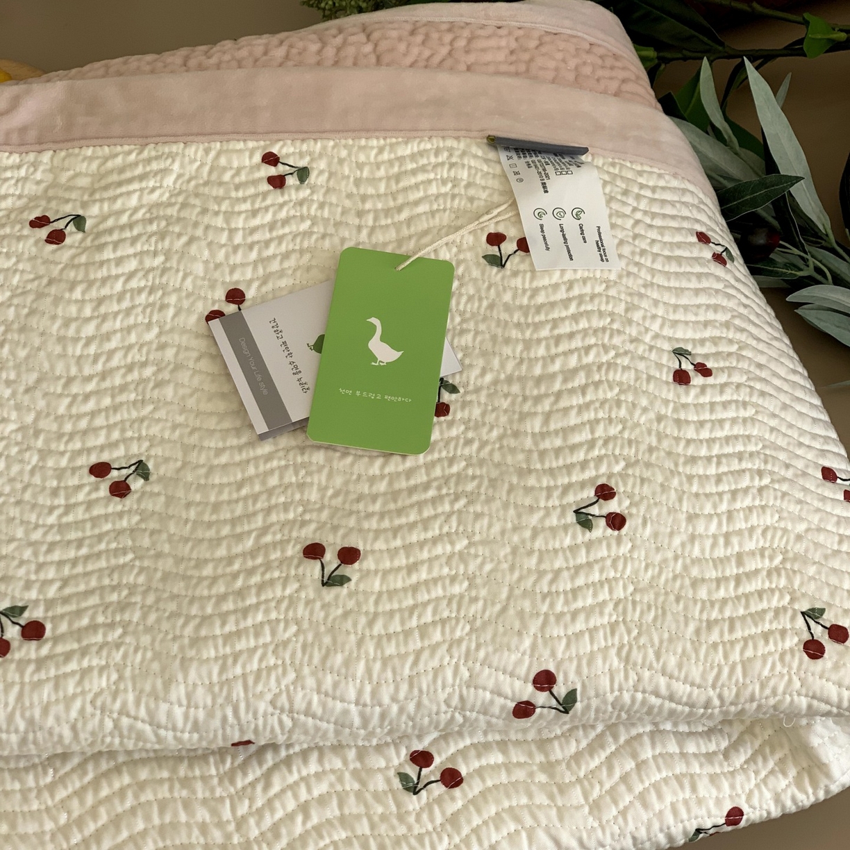 91家纺网 家纺一手货源 找家纺 汇庭 2025秋冬新款卡司绒单品床盖系列 樱桃浅浅