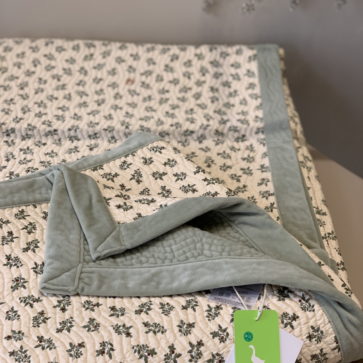 91家纺网 家纺一手货源 找家纺 汇庭 2025秋冬新款卡司绒单品床盖系列 欧菲绿