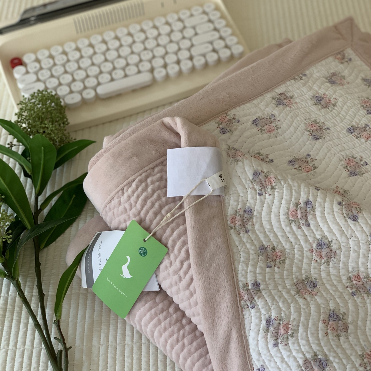 91家纺网 家纺一手货源 找家纺 汇庭 2025秋冬新款卡司绒单品床盖系列 蜜语