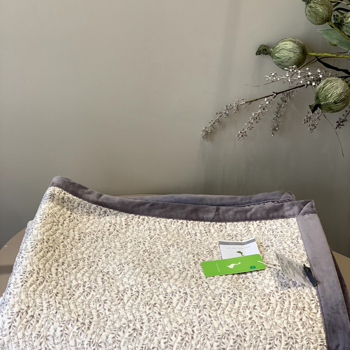 91家纺网 家纺一手货源 找家纺 汇庭 2025秋冬新款卡司绒单品床盖系列 轻言紫