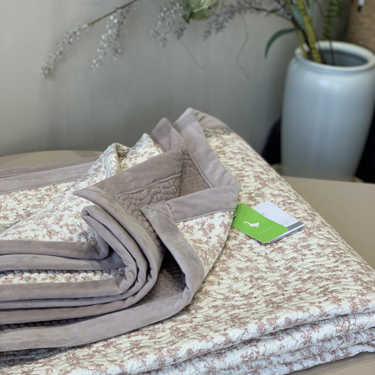 91家纺网 家纺一手货源 找家纺 汇庭 2025秋冬新款卡司绒单品床盖系列 卡琳娜