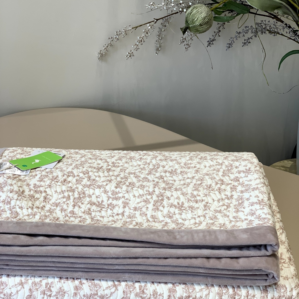 91家纺网 家纺一手货源 找家纺 汇庭 2025秋冬新款卡司绒单品床盖系列 卡琳娜