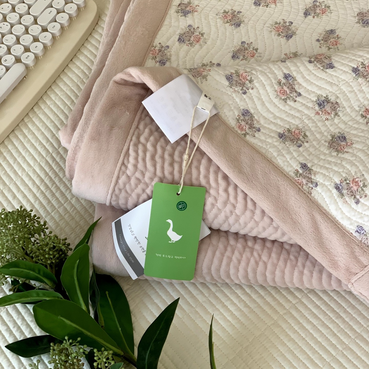 91家纺网 家纺一手货源 找家纺 汇庭 2025秋冬新款卡司绒单品床盖系列 蜜语