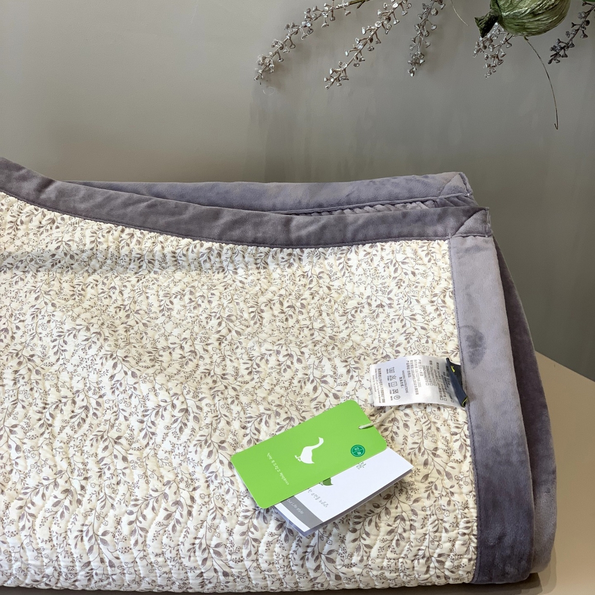 91家纺网 家纺一手货源 找家纺 汇庭 2025秋冬新款卡司绒单品床盖系列 轻言紫