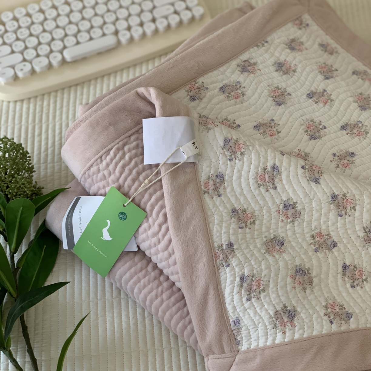 91家纺网 家纺一手货源 找家纺 汇庭 2025秋冬新款卡司绒单品床盖系列 蜜语