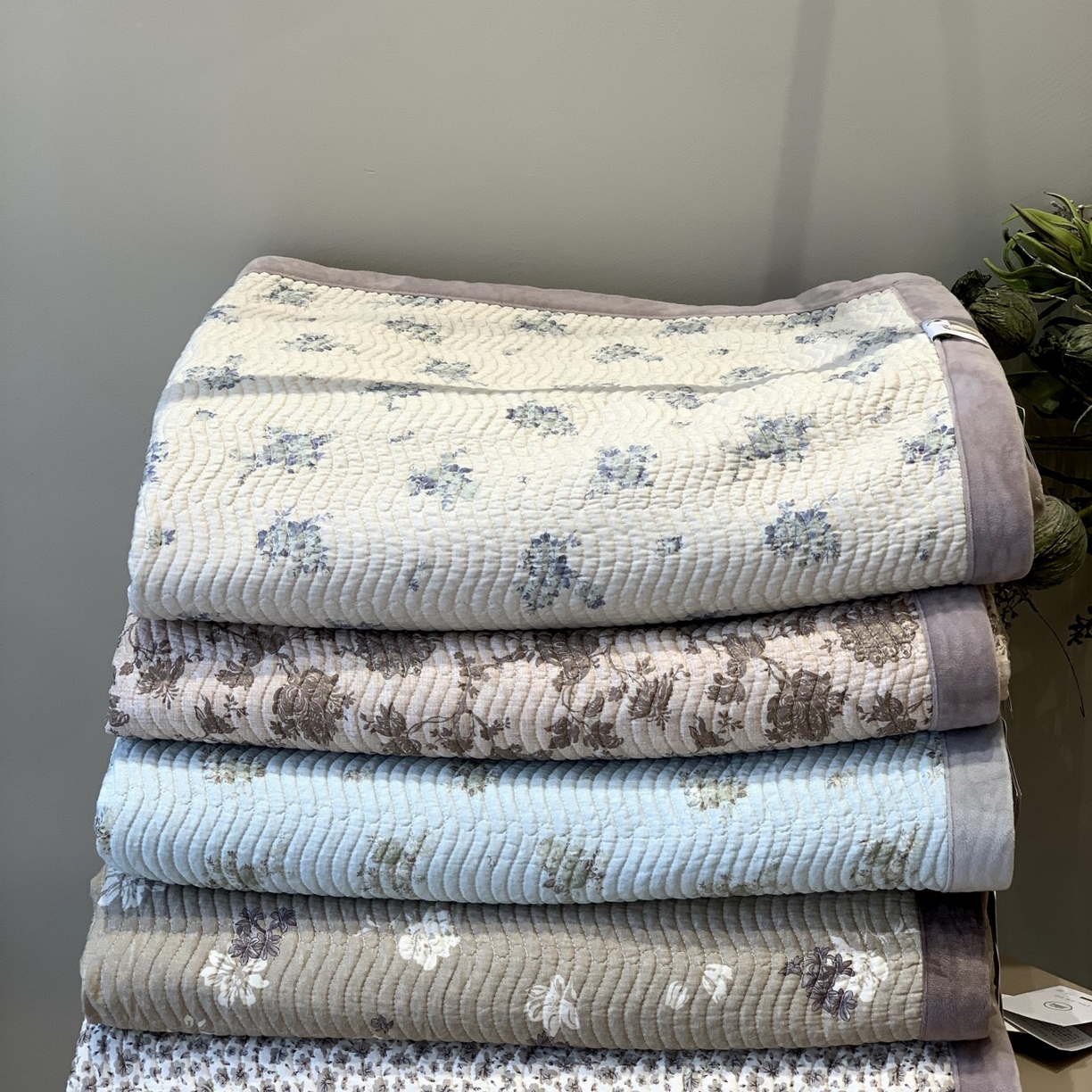 91家纺网 家纺一手货源 找家纺 汇庭 2025秋冬新款卡司绒单品床盖系列 组合