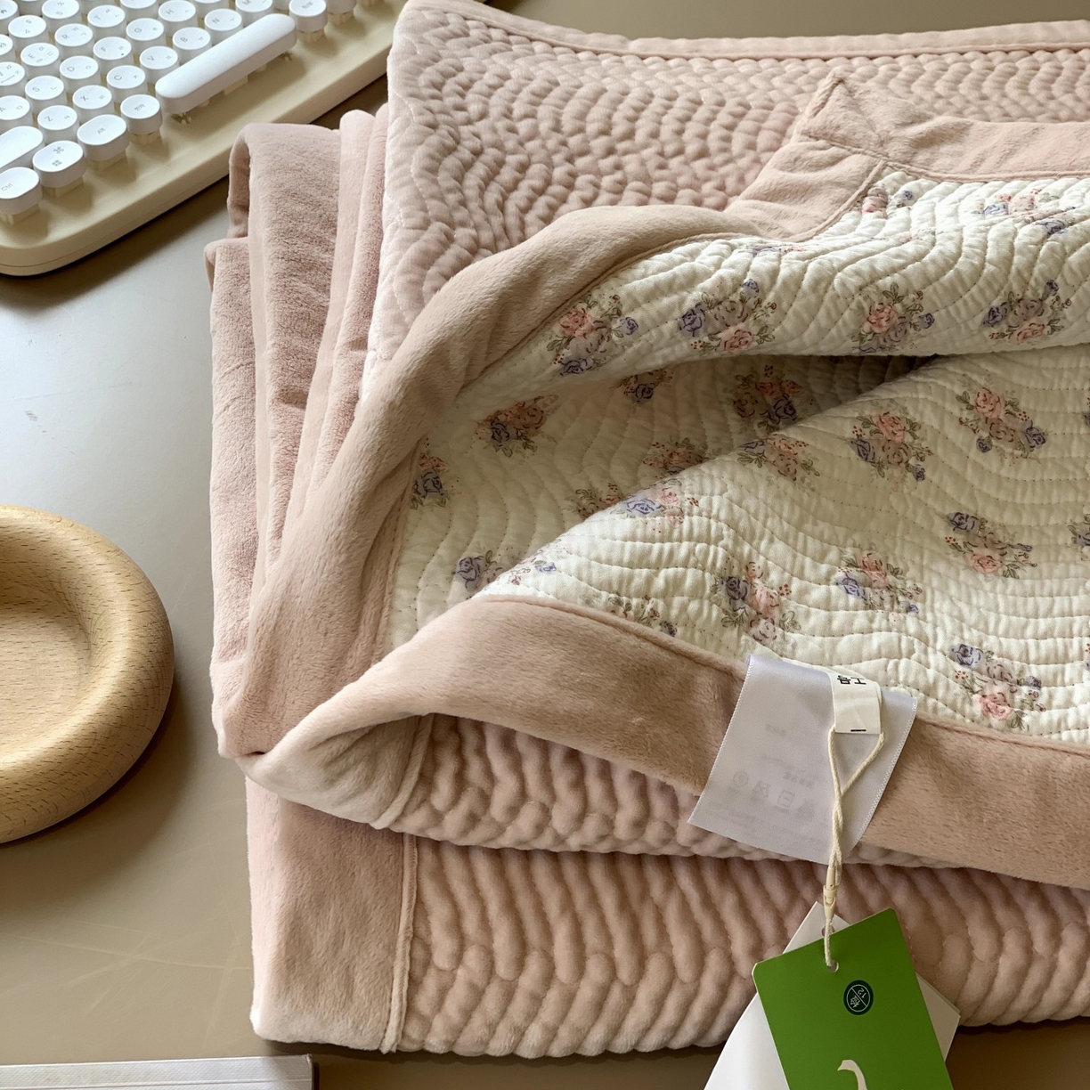 91家纺网 家纺一手货源 找家纺 汇庭 2025秋冬新款卡司绒单品床盖系列 蜜语